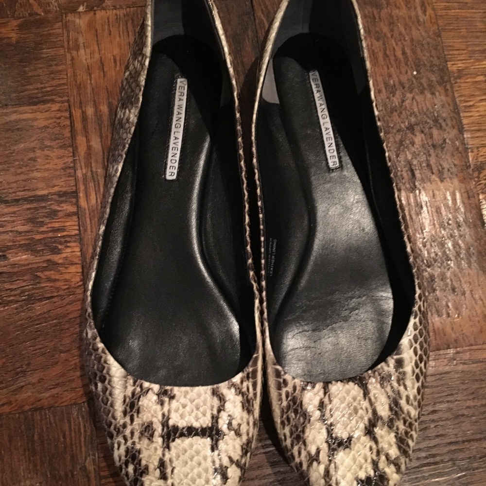 VERA WANG Snakeskin Flats