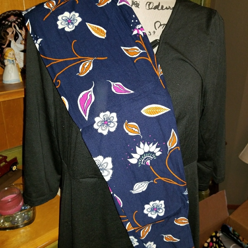 Fall themed leggings fits sizes 2-10