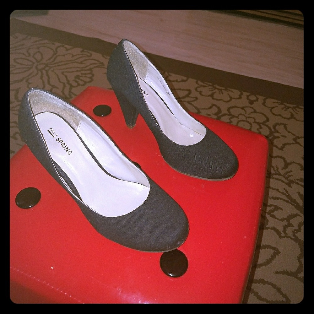 Black Pumps