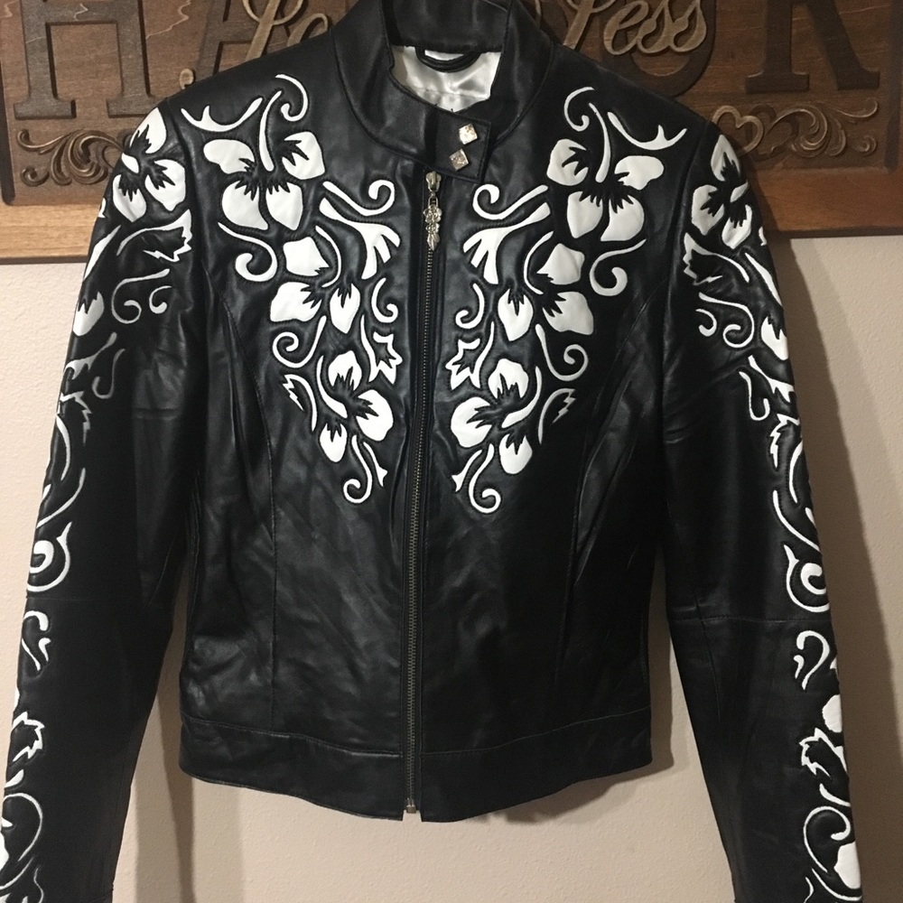 Women’s leather fitted jacket