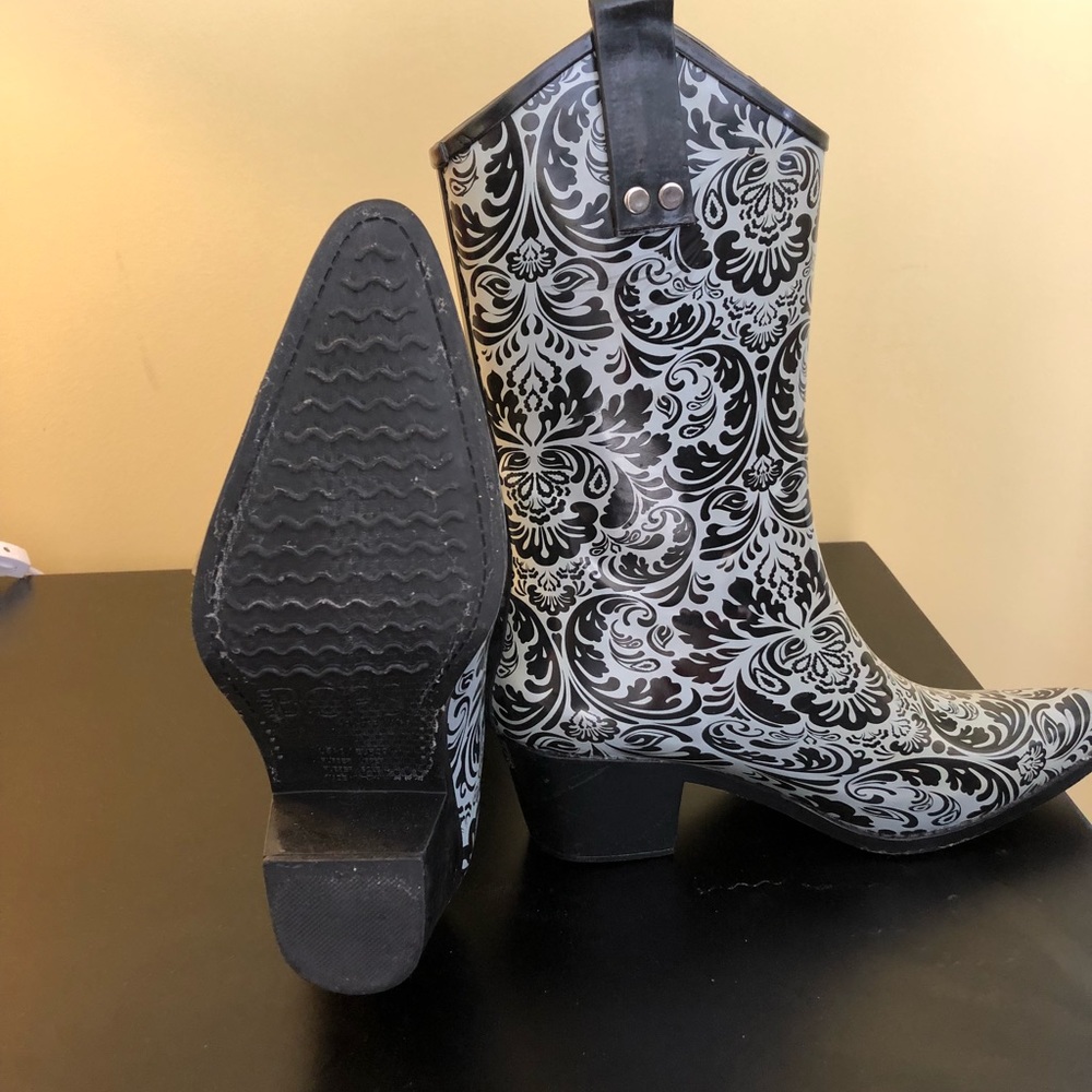 Size 8 Bops rain boots by Beehive