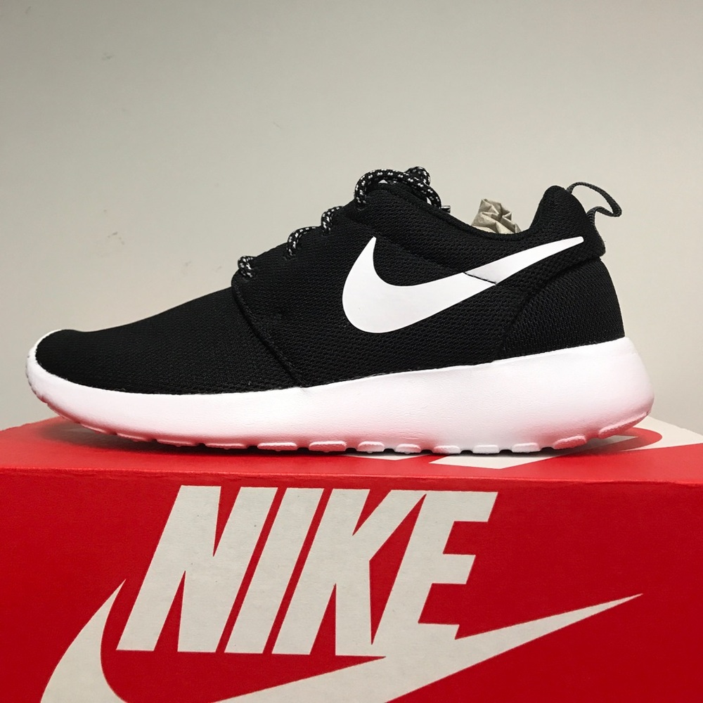 🖤2 LEFT!!!🖤Women’s Nike Roshe Run - Picture 1 of 3