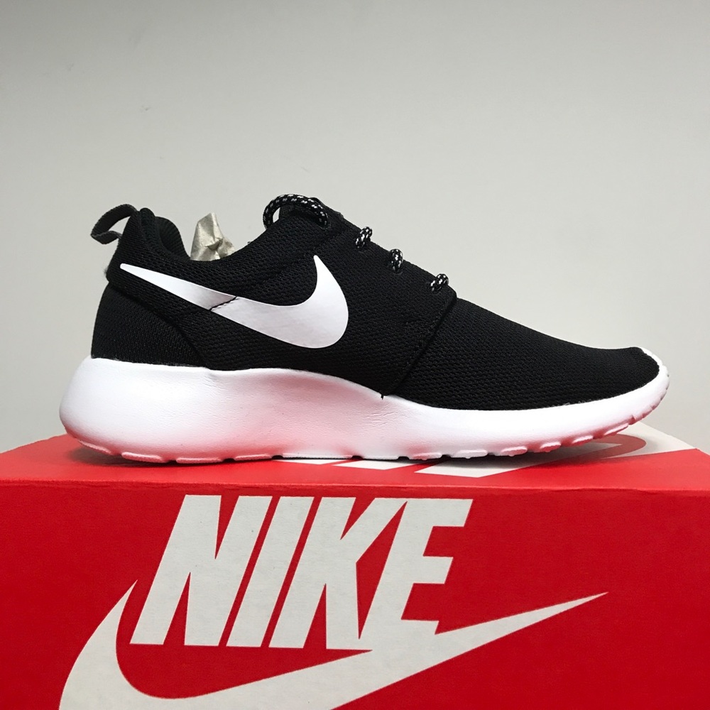 🖤2 LEFT!!!🖤Women’s Nike Roshe Run - Picture 2 of 3
