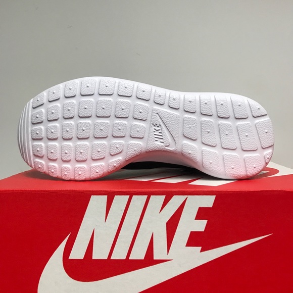 🖤2 LEFT!!!🖤Women’s Nike Roshe Run - Picture 3 of 3