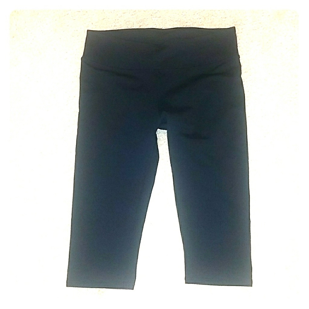 NEW Fabletics Salar Crop Leggings