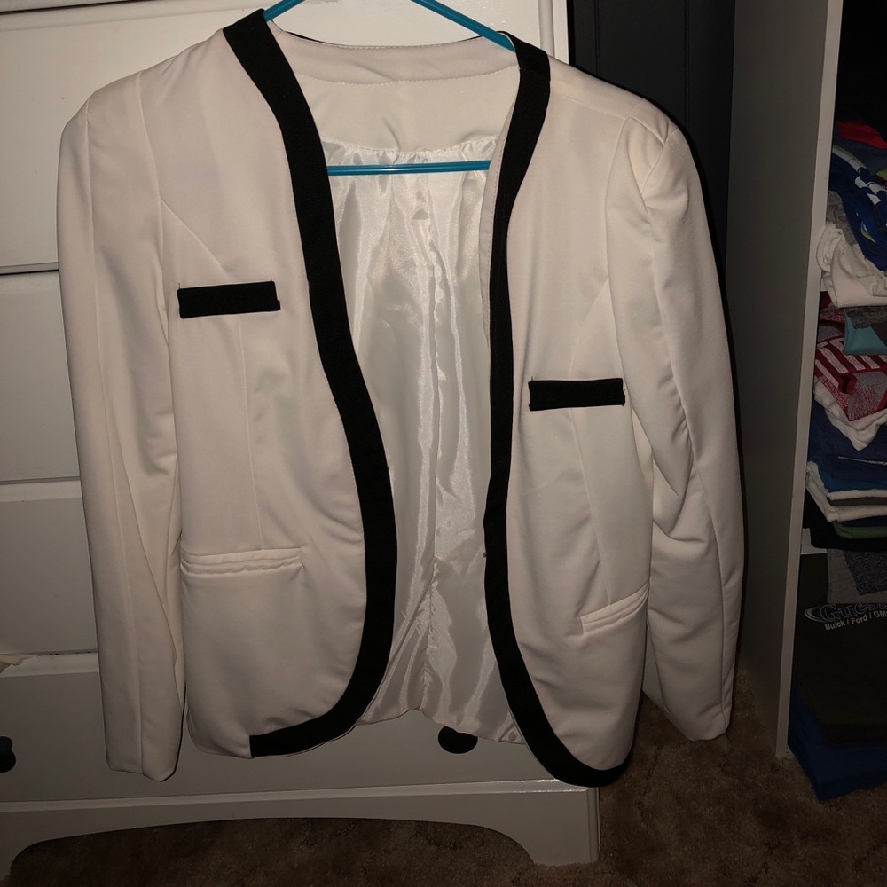 Medium white & black blazer