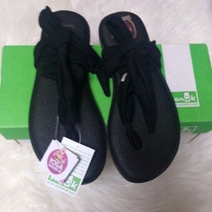 Sanuk yoga slippers