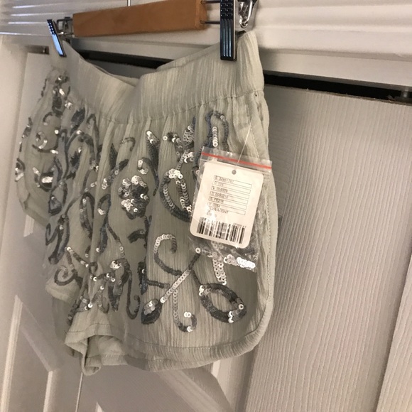 New urban Outfitters embellished soft shorts - Picture 2 of 4