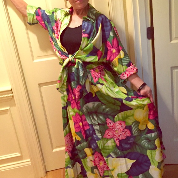 Retro two-piece skirt and blouse set. - Picture 1 of 4