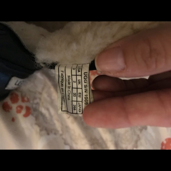 🌸Being donated 8/5🌸Used black leather UGGS - Picture 6 of 6