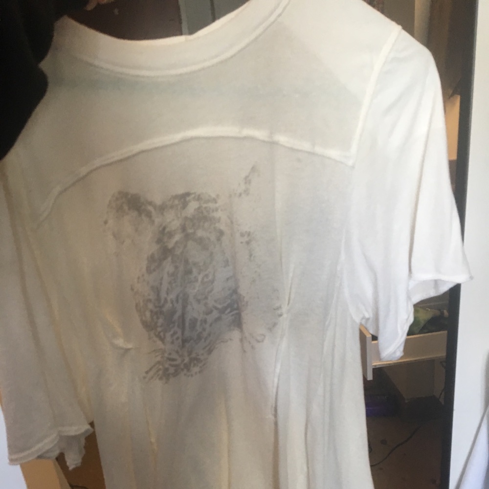 Flowy top felt lion on the front with 30 on back