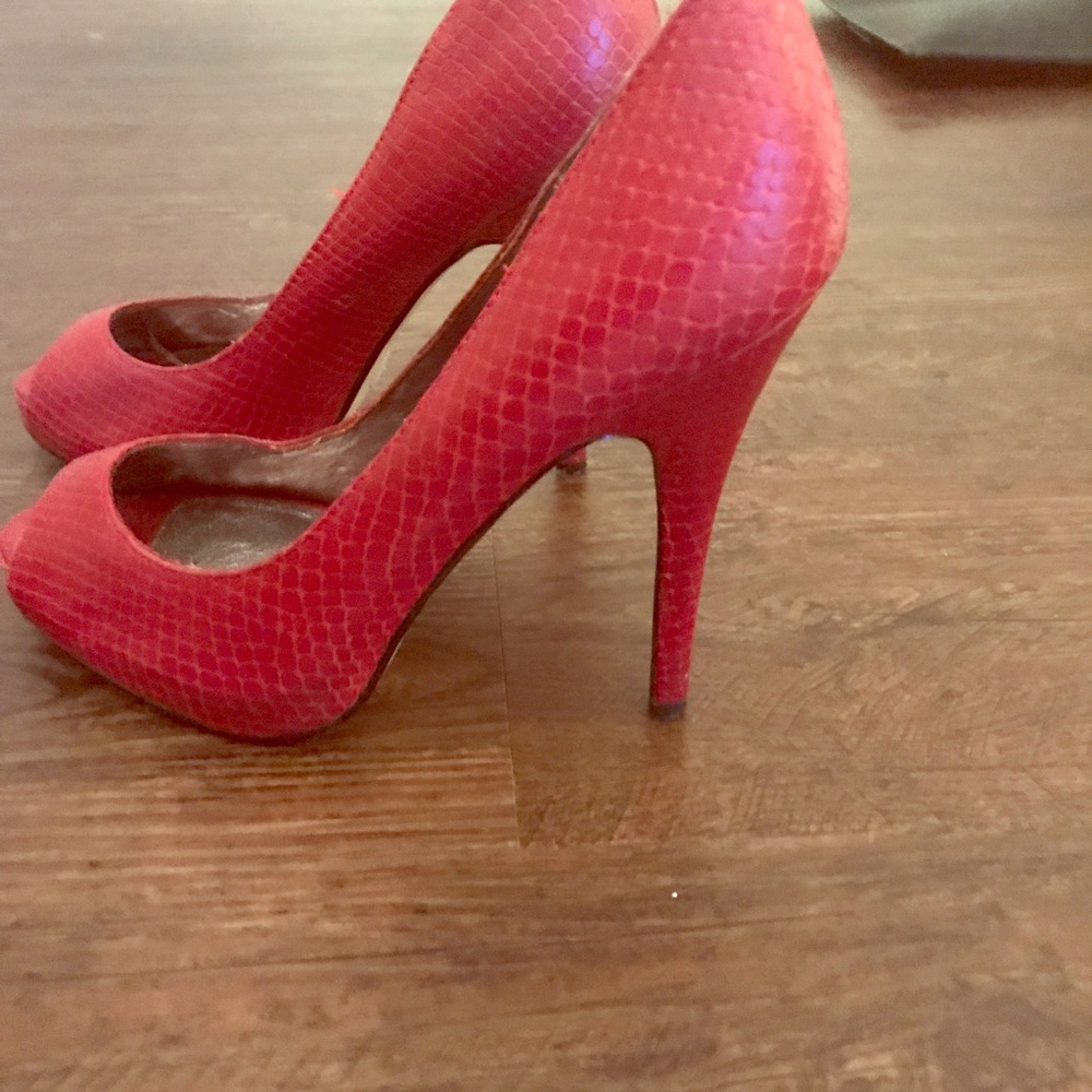 Beautiful hot red snake Steve Madden peep toe heel