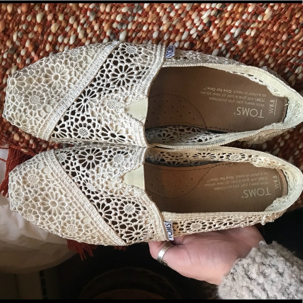 White laced Toms