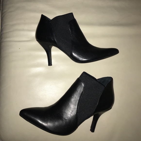 SOLD. VANELi “Kamelia” Black Leather Booties Sz 7 - Picture 3 of 6