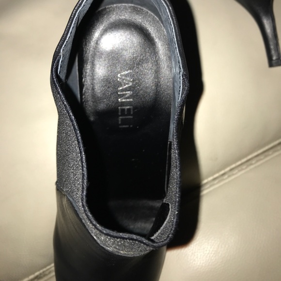 SOLD. VANELi “Kamelia” Black Leather Booties Sz 7 - Picture 5 of 6