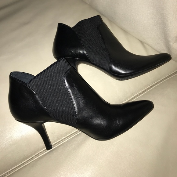 SOLD. VANELi “Kamelia” Black Leather Booties Sz 7 - Picture 2 of 6
