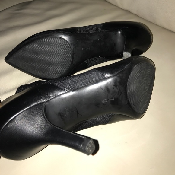 SOLD. VANELi “Kamelia” Black Leather Booties Sz 7 - Picture 4 of 6