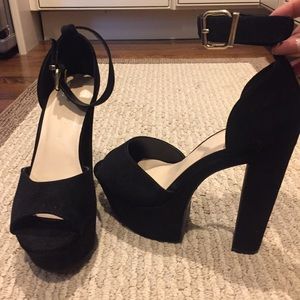 *NEVER WORN* Peep-toe platform heels
