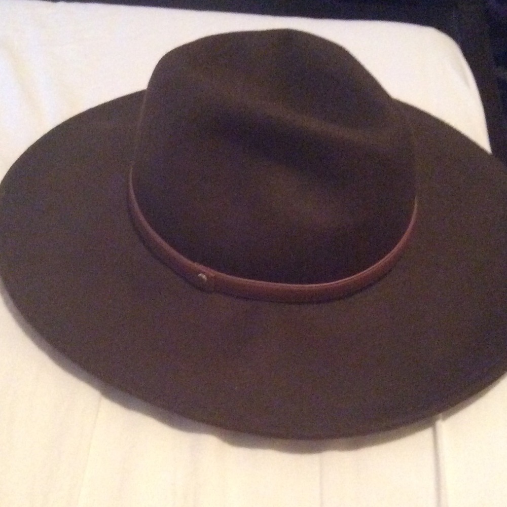 Wide brim hat
