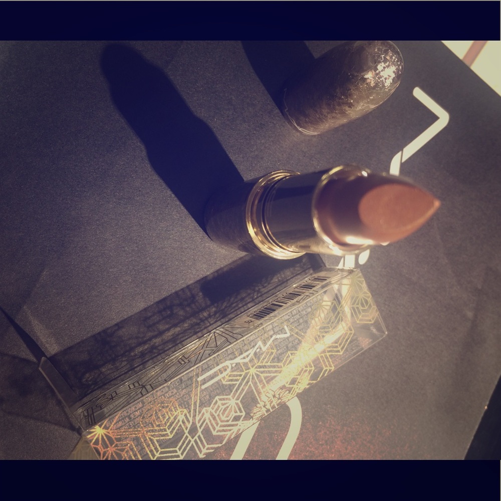 MAC SNOWBALL LIPSTICK IN WARM ICE