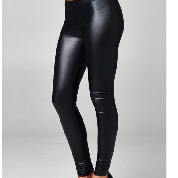 ✨1 MED LEFT✨ BLACK FAUX LEATHER LEGGINGS - Picture 5 of 6