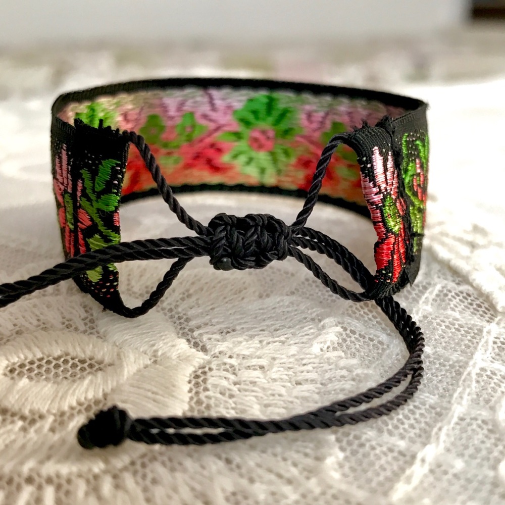 ๑Pink 'n' Red Floral Jacquard Trim Bracelet๑ - Picture 4 of 5