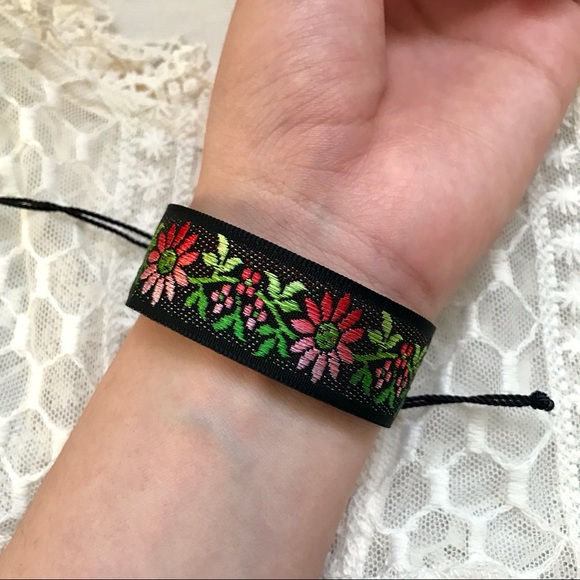 ๑Pink 'n' Red Floral Jacquard Trim Bracelet๑ - Picture 2 of 5