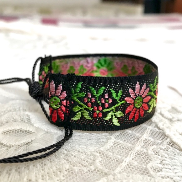 ๑Pink 'n' Red Floral Jacquard Trim Bracelet๑ - Picture 3 of 5