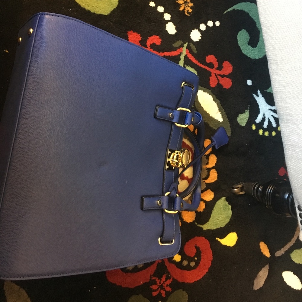 Awesome work/travel bag. Awesome color and size.