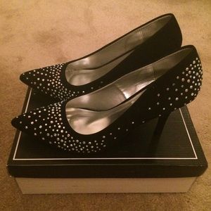 Qupid black pumps with studs