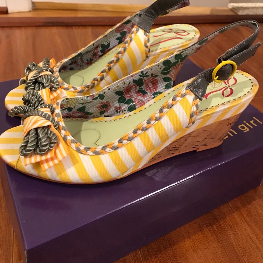 Super adorable Poetic License wedges