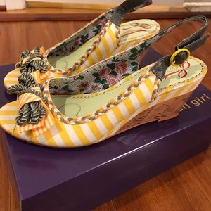 Super adorable Poetic License wedges