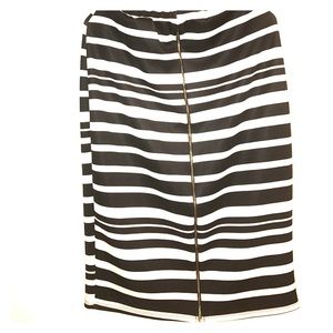 🔴SALE🔴Black and white striped  skirt.