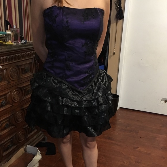 Was my daughter dress, Now it’s to small - Picture 2 of 3