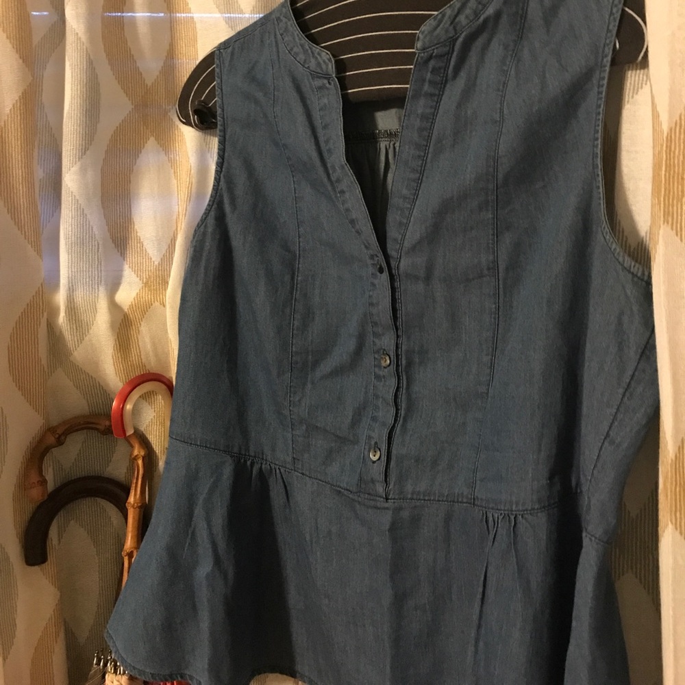 Old Navy Sleeveless Chambray Peplum Top - Picture 2 of 3
