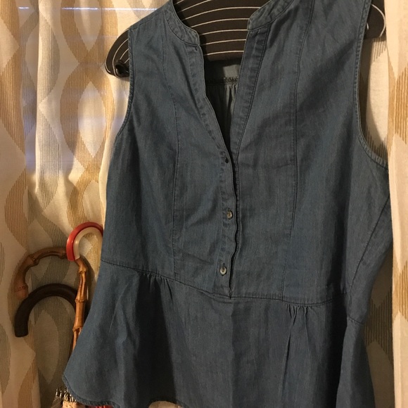 Old Navy Sleeveless Chambray Peplum Top - Picture 2 of 3