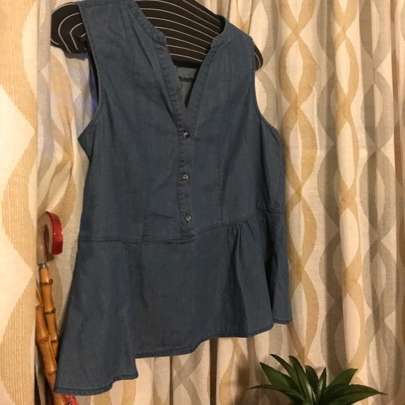 Old Navy Sleeveless Chambray Peplum Top - Picture 3 of 3