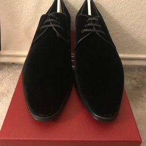 Midnight blue suede Ferragamo Oxford shoes.