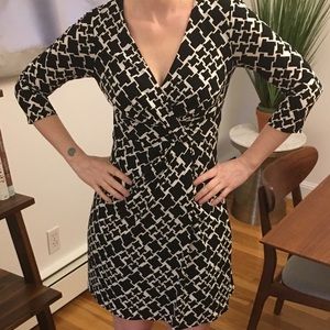 🎉HOST PICK🎉 WHBM patterned twist dress
