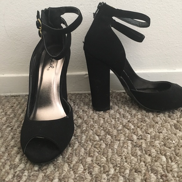 Black open toed heels - Picture 2 of 7