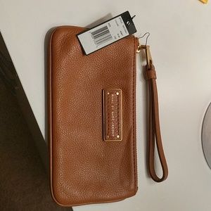 MARC JACOBS WRISTLET COLOR RUM