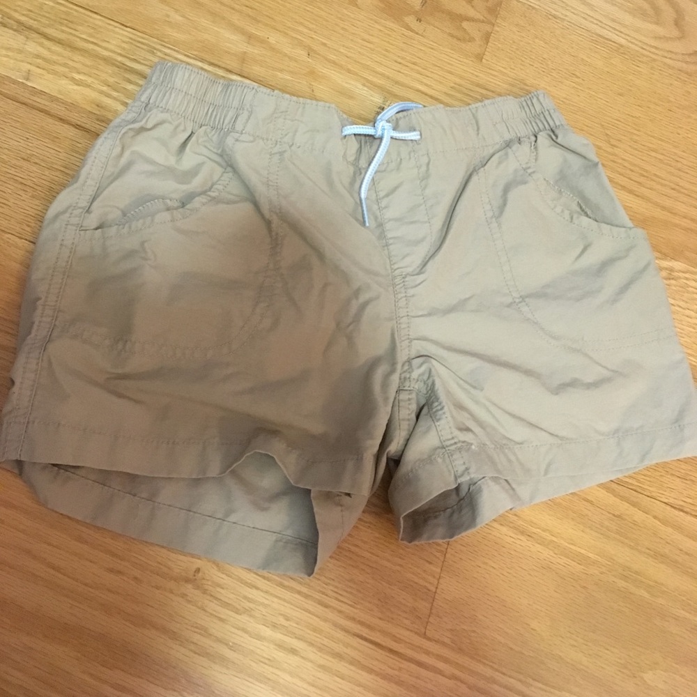 girls khaki shorts.