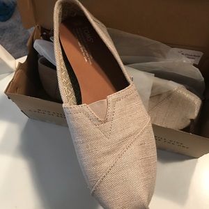 Tan and gold Toms W 10