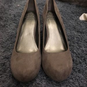 Fergalicious size 9 tan faux suede booties
