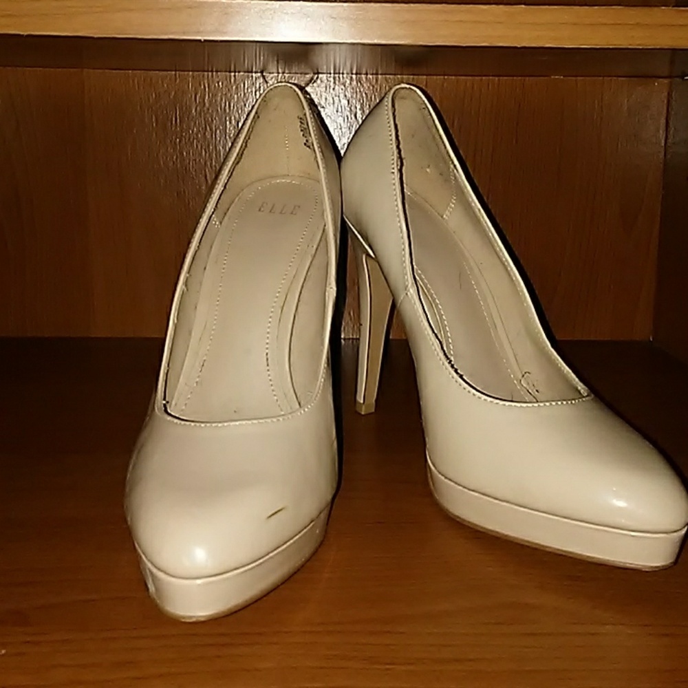 Elle nude pumps