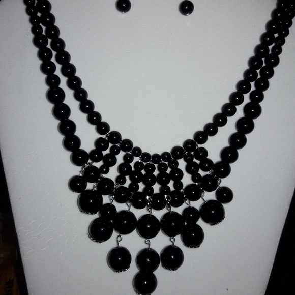Handmade black beaded bib necklace and earrings - Picture 4 of 6