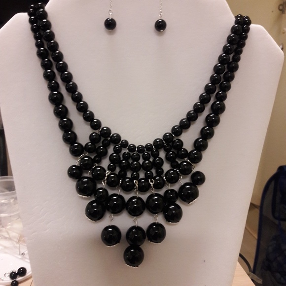 Handmade black beaded bib necklace and earrings - Picture 6 of 6
