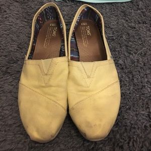 Size 8.5 Yellow Toms.