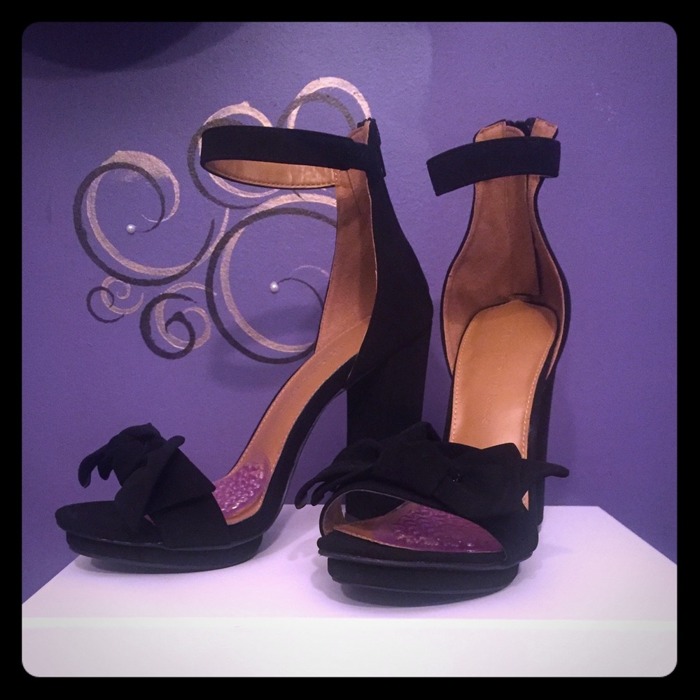 Black heels with a bow