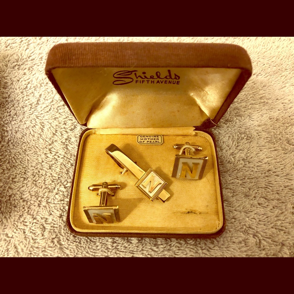 Mother of pearl and 18KGP cuff links and tie clip